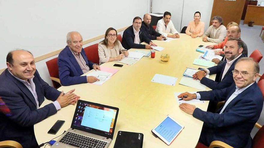 Reunión de la conselleira Ethel Vázquez con los alcaldes de la comarca, ayer, en A Cañiza. // A. Hernández