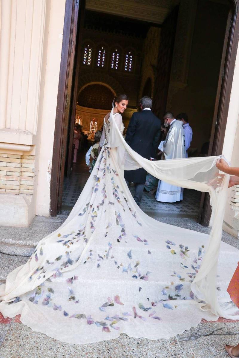 Vestido de novia de María Corsini con aplicaciones florales sobre la cola