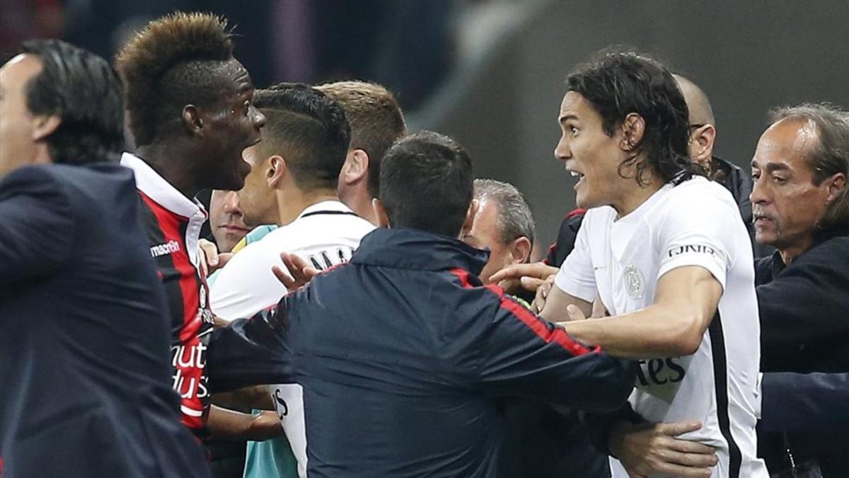 Balotelli sorprendió apoyando a Cavani