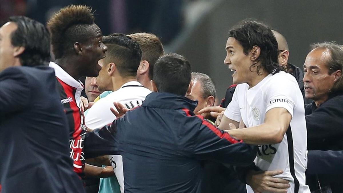 Balotelli sorprendió apoyando a Cavani