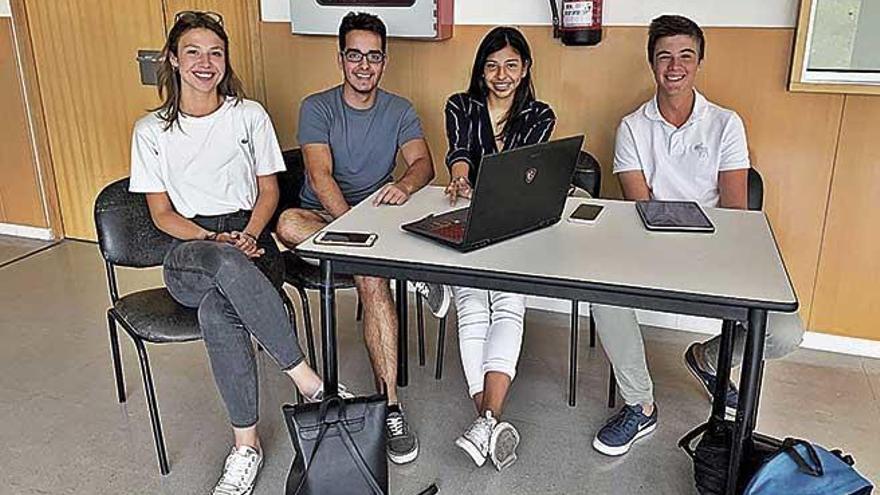 Lucía, Javier, Karen y Jaime Giménez, estudiantes de ADE, simpatizan con Ciudadanos.