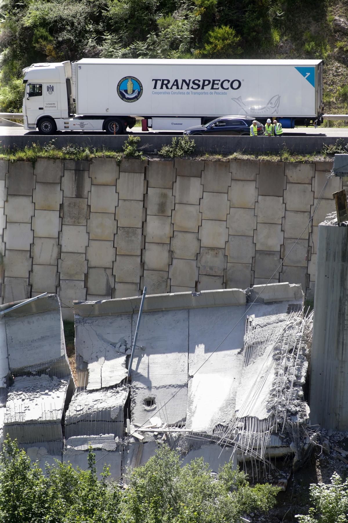 Desprendimiento en el puente de la A-6 entre Pedrafita y León