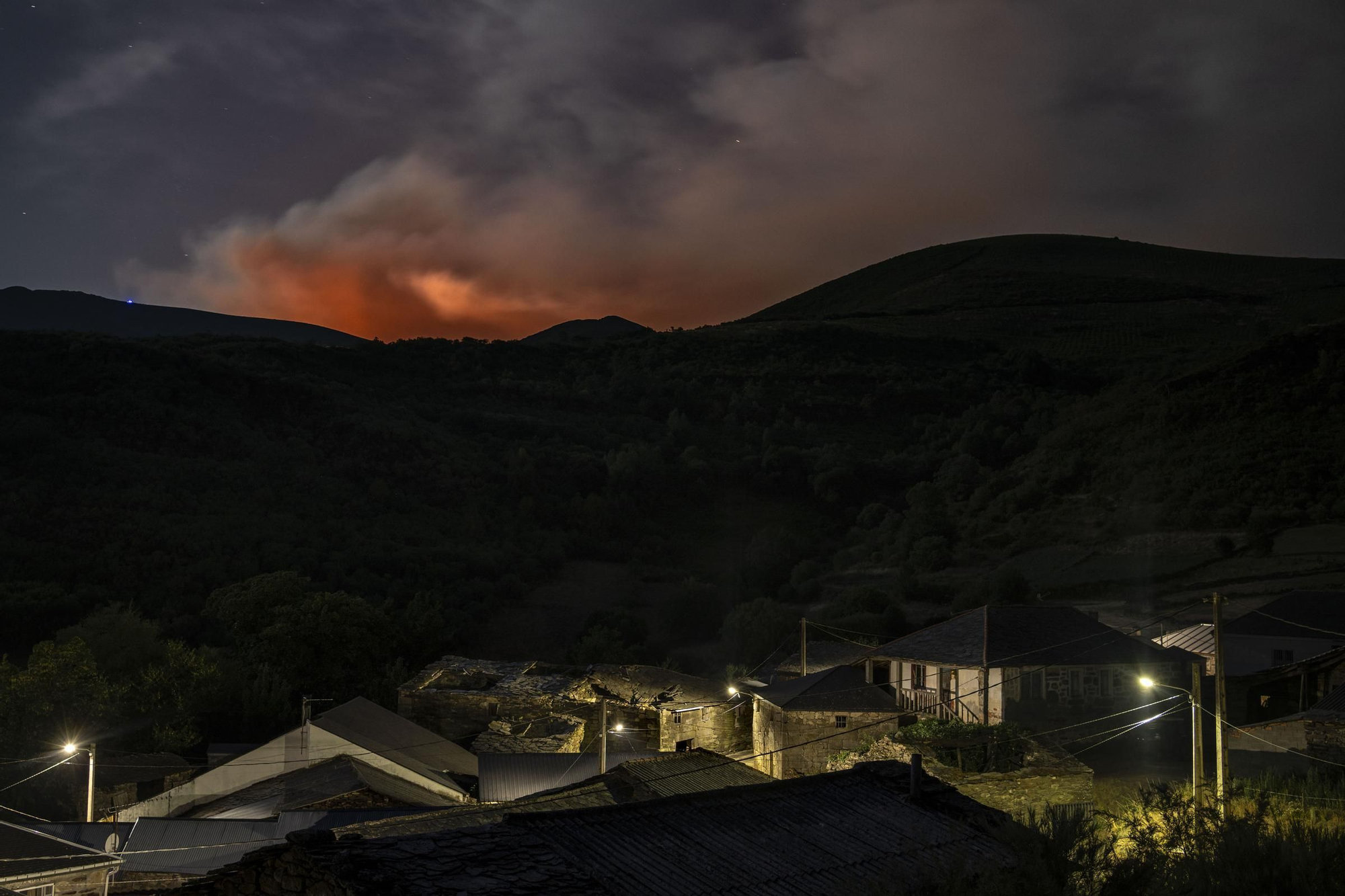 Estado del incendio de Chandrexa de Queixa el sábado 10 por la noche, cuando llevaba arrasadas más de 800 hectáreas