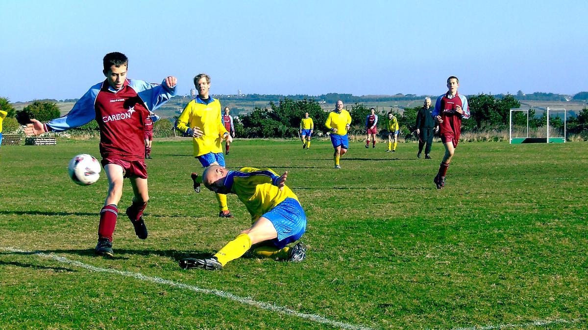 Partido disputado en 2006 entre Woolpack Wanderers y Garrison Gunners.