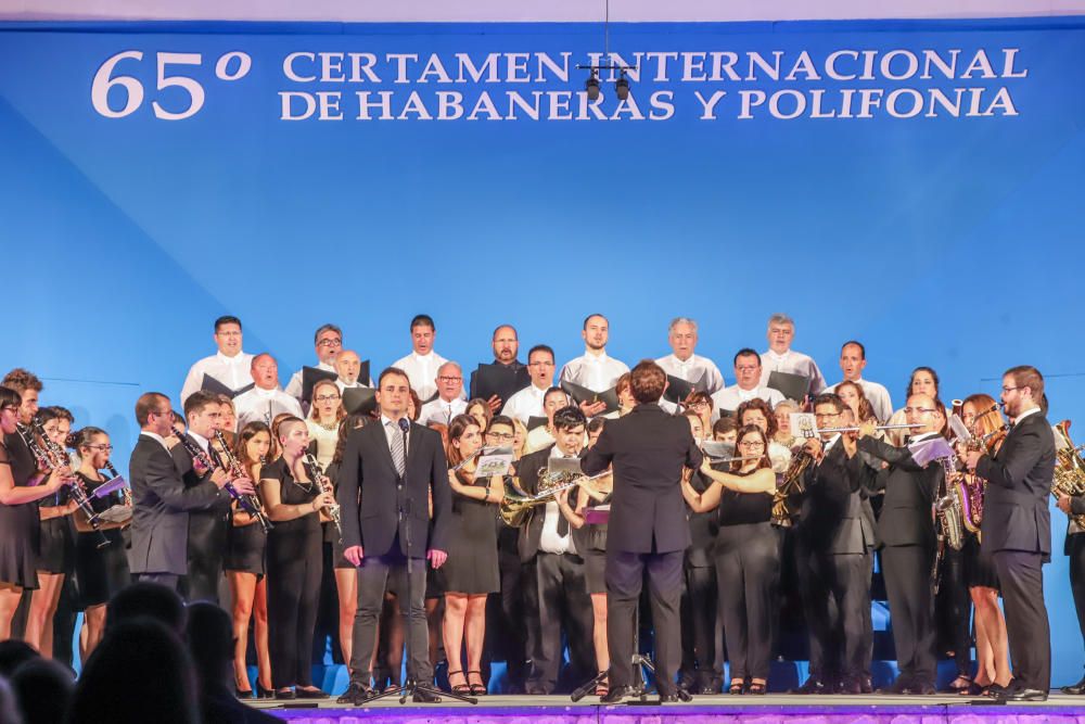 Primera velada del 65º Certamen de Habaneras en Torrevieja con coros locales