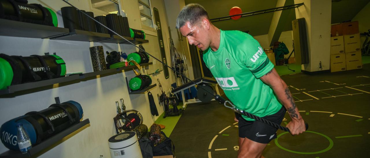 Enzo Roco, entrenando en el gimnasio del Martínez Valero. | Sonia Arcos/ECF