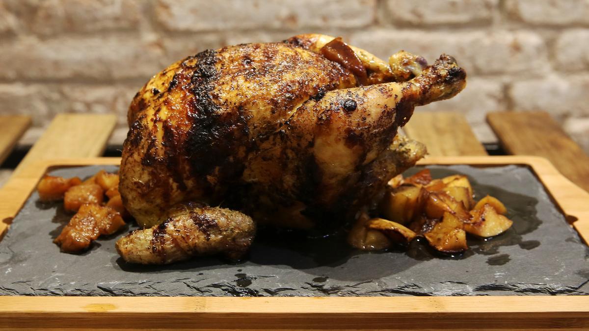 Un pollo asado con patatas