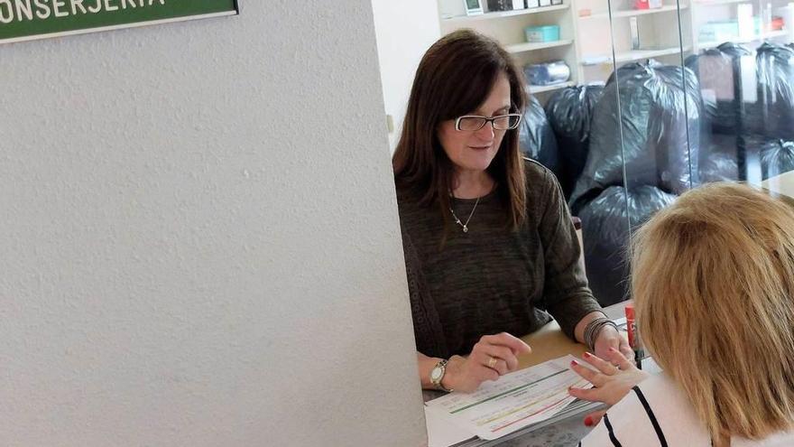 Una joven solicita información en la Escuela Oficial de Idiomas de Mieres.