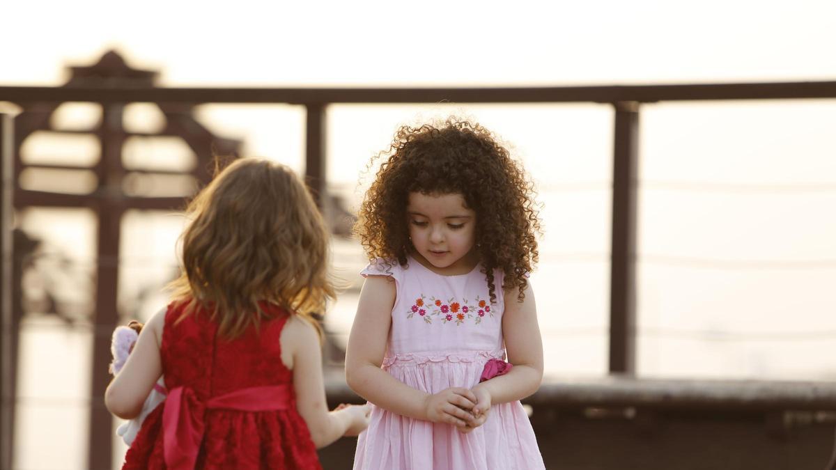 Dos amigas, jugando