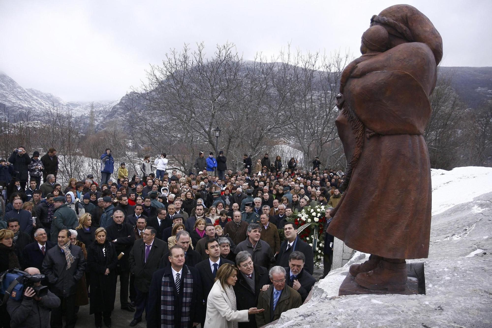 La escultura homenaje a las víctimas de Ribadelago inaugurada en 2009.jpg