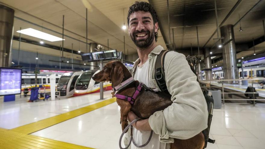 Al tren con la mascota en Mallorca