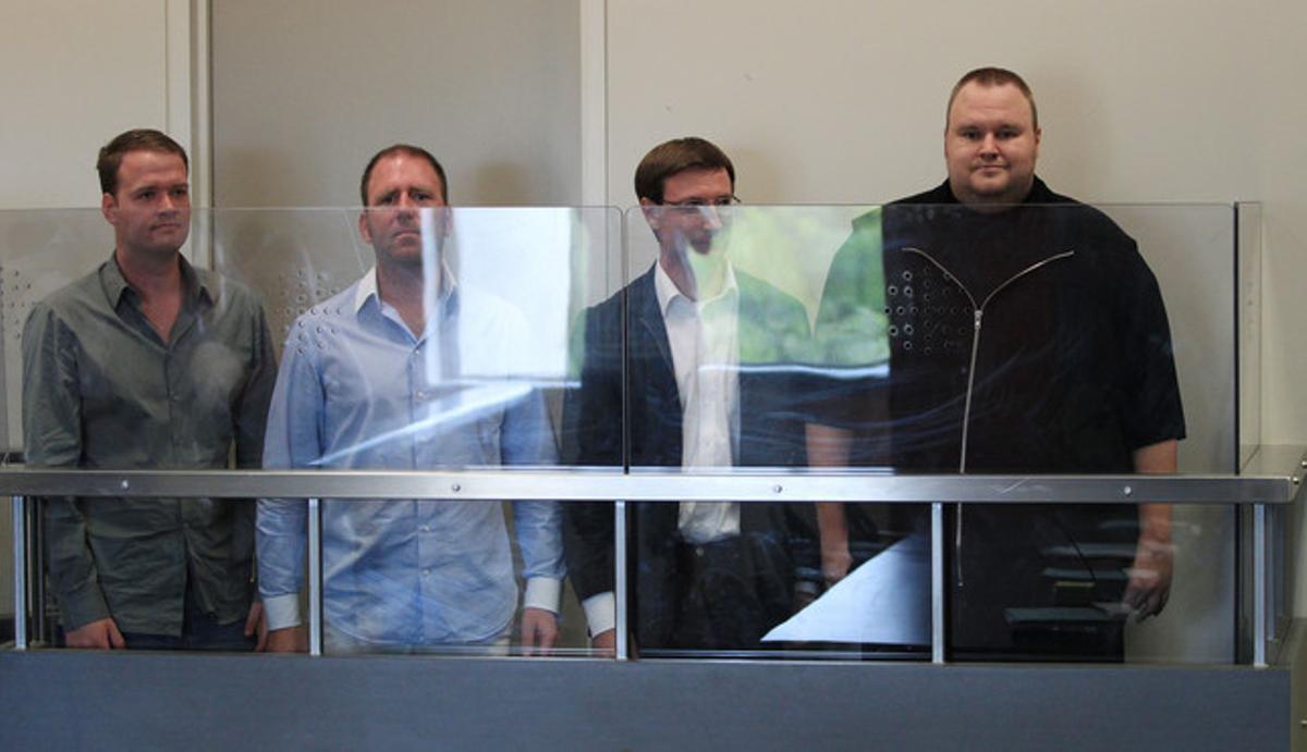 D’esquerra a dreta, els directius de Megaupload Bram van der Kolk, Finn Batato, Mathias Ortmann i el fundador del portal, Kim Dotcom, aquest divendres, durant la seva compareixença davant el jutge, a Auckland.