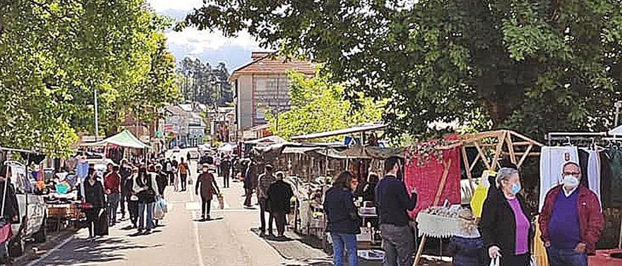 Feria de este domingo en Entrimo.  |  // FDV