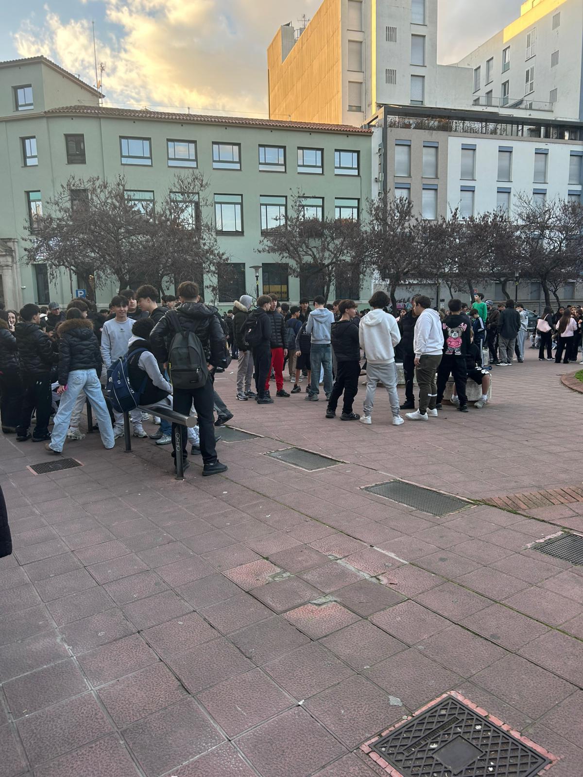 Les imatges de l'expectació generada per la convocatòria a Girona de gent que es creu que és un animal