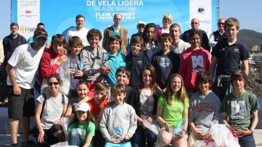 Los ganadores posan con sus premios.