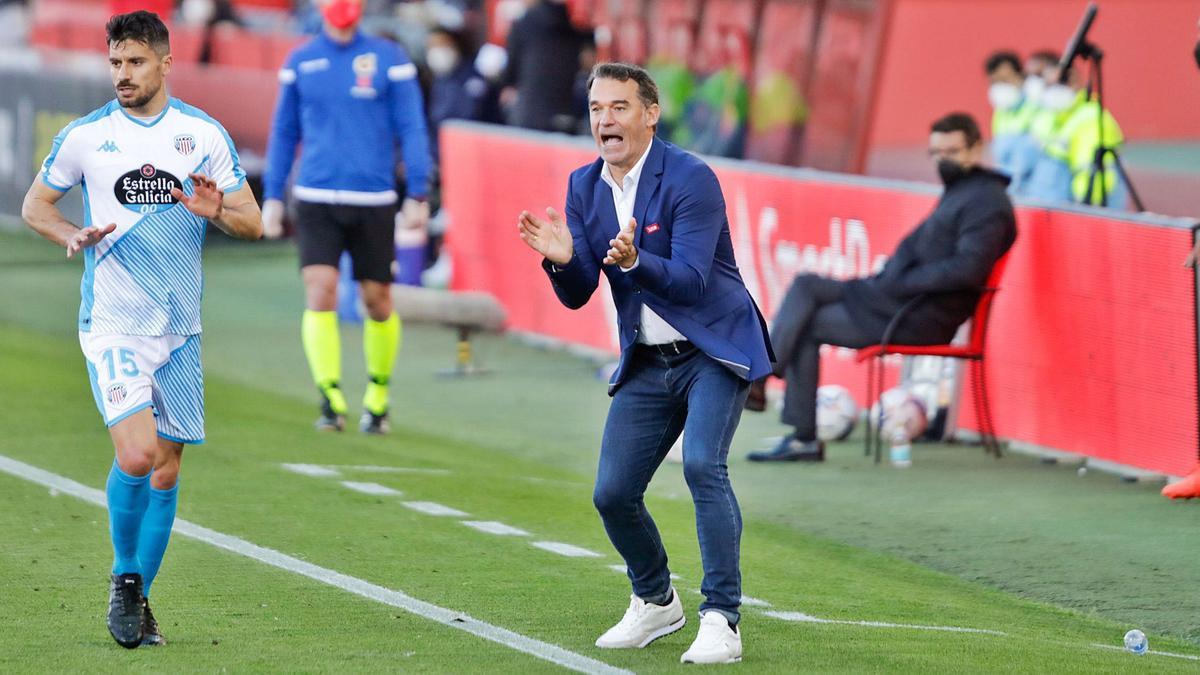 Luis García jalea a sus futbolistas durante el partido disputado ayer frente al Lugo.