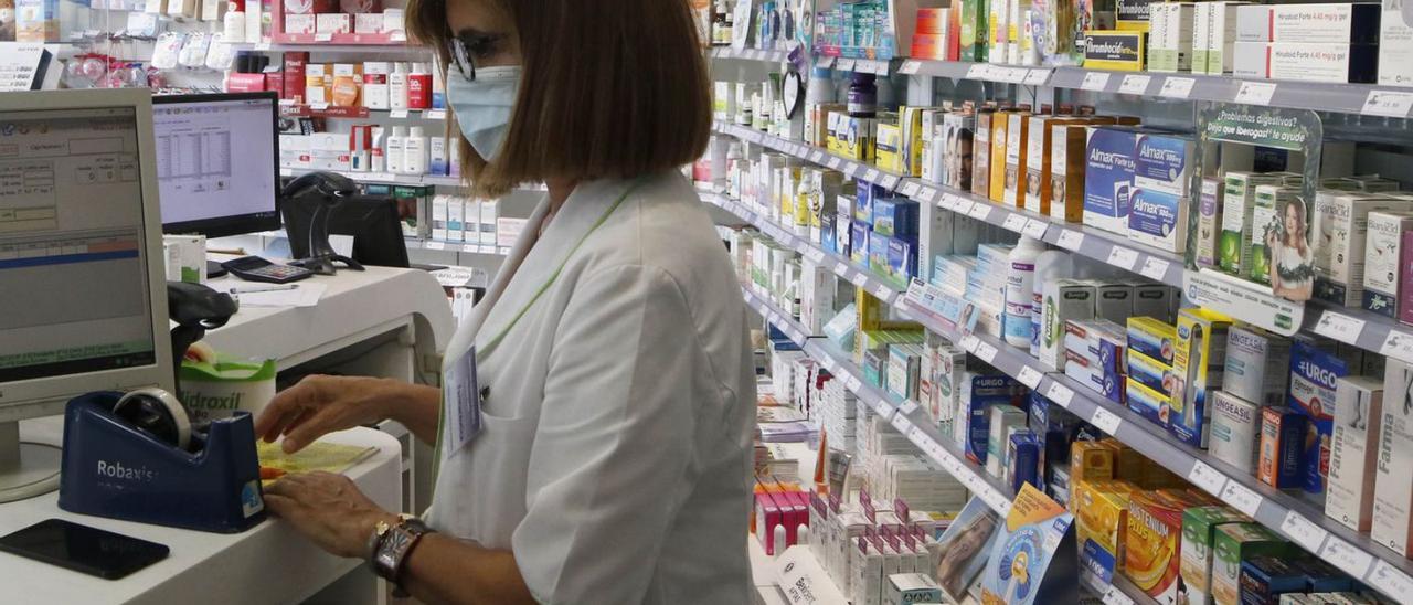 Una farmacia gallega que resuelve 
dudas por whastApp.  | // A. VILLAR