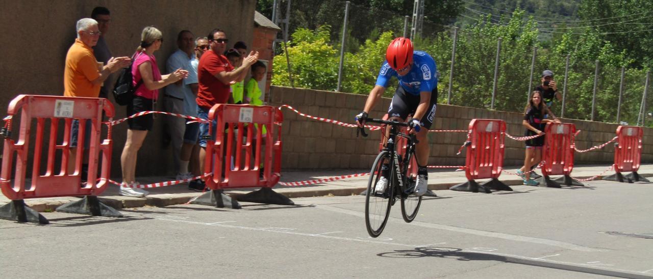 Mateo Ferrero cruzando la meta en la carrera de Ayora.