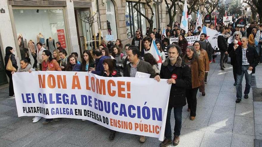 Manifestación de la plataforma celebrada durante la mañana a su paso por calle Paseo. // Iñaki Osorio