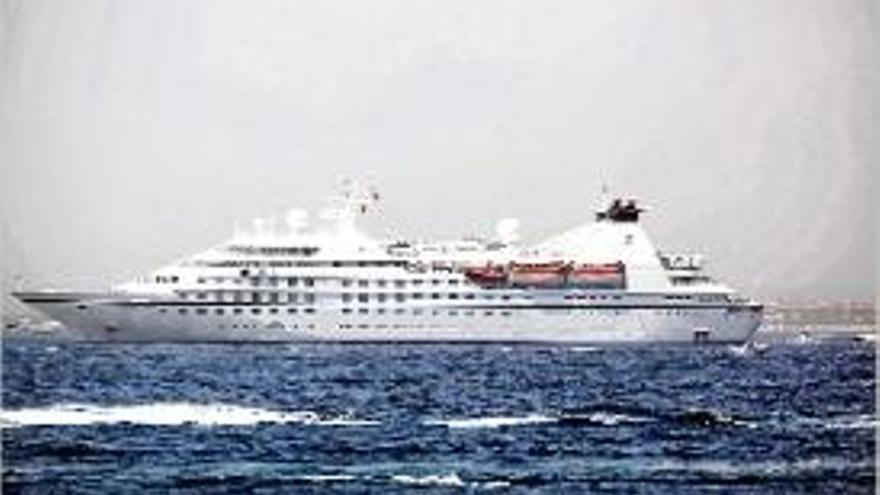 El &quot;Seabourn Legend&quot; a la badia altempordanesa.