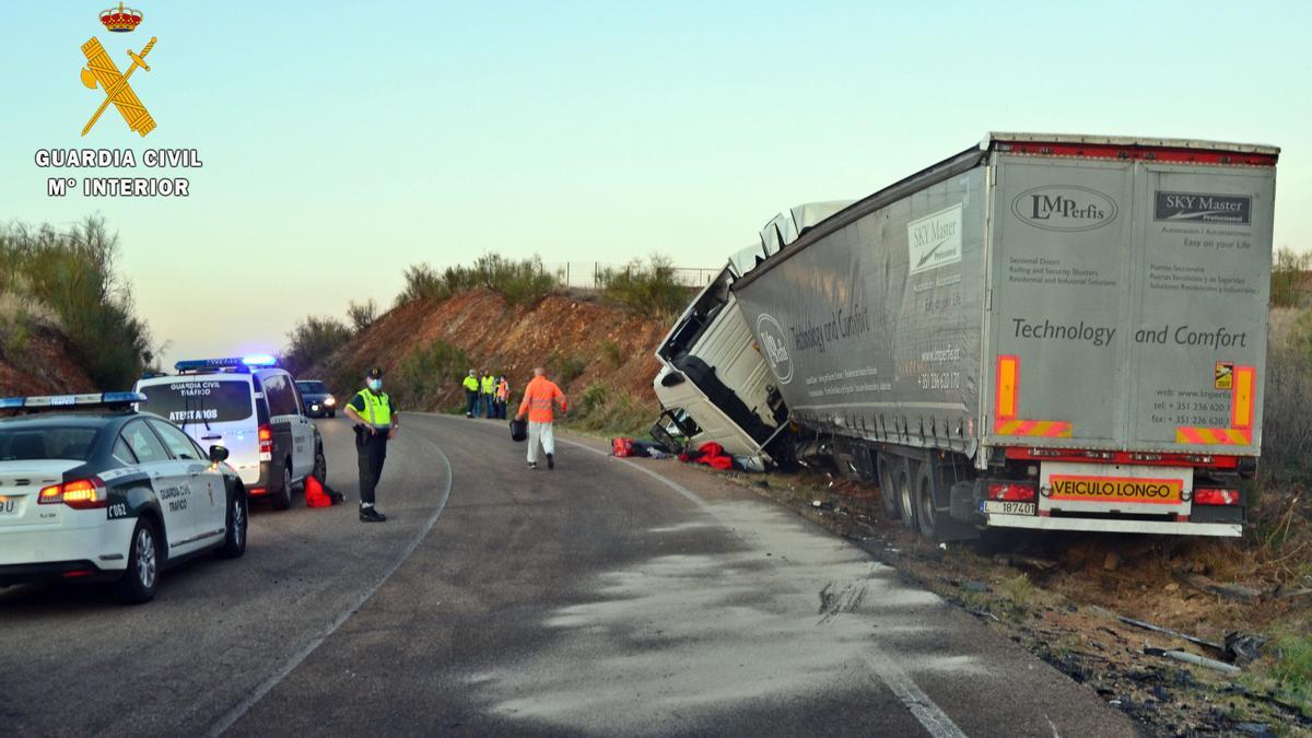 Imagen del camión accidentado en la Ex-212 el pasado 15 de octubre.