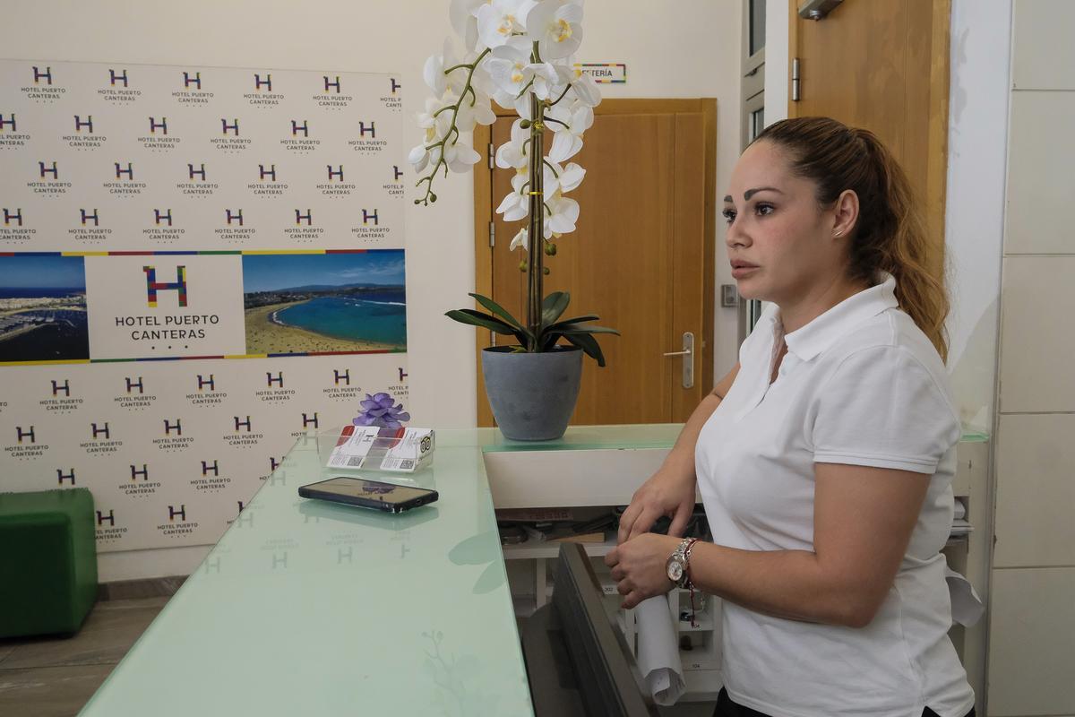 Cataysa Moreno, directora del hotel Puerto Canteras, en la recepción de su alojamiento hotelero, que ha tenido un 100% de ocupación.