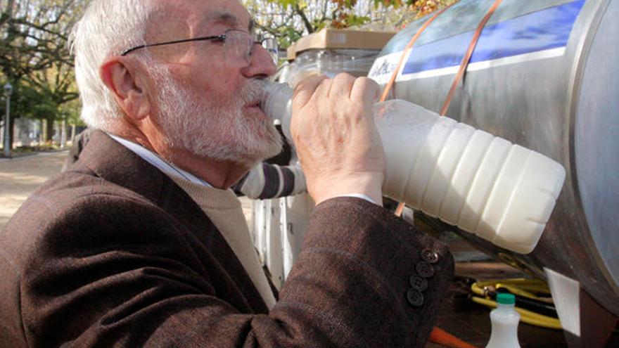 Los ganaderos repartieron hoy mil litros de leche en Santiago. //X. Álvarez