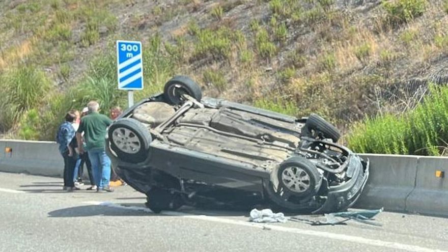 Una colisión acaba con un coche volcado en la A-55 en Mos