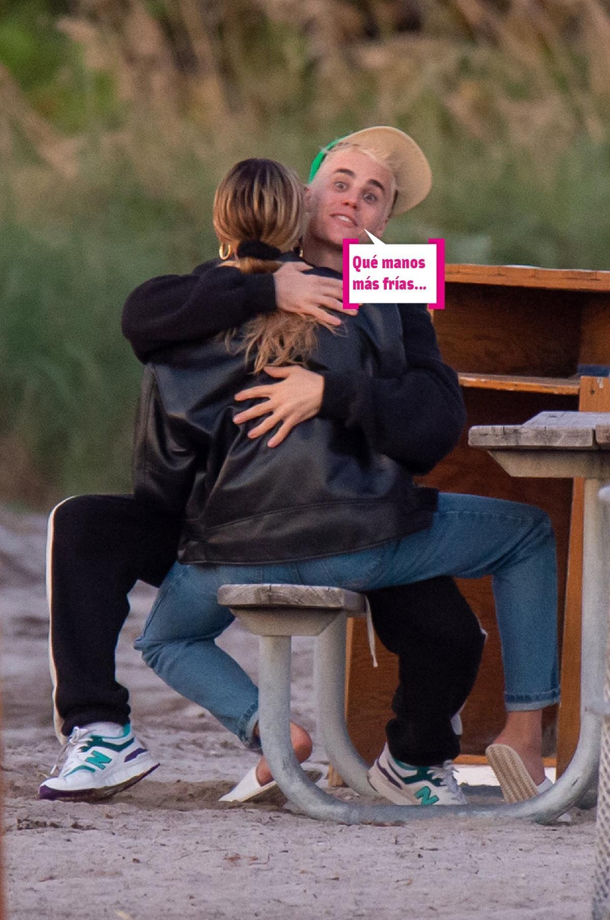 Justin Bieber y Hailey Bieber dándose mimitos en el parque