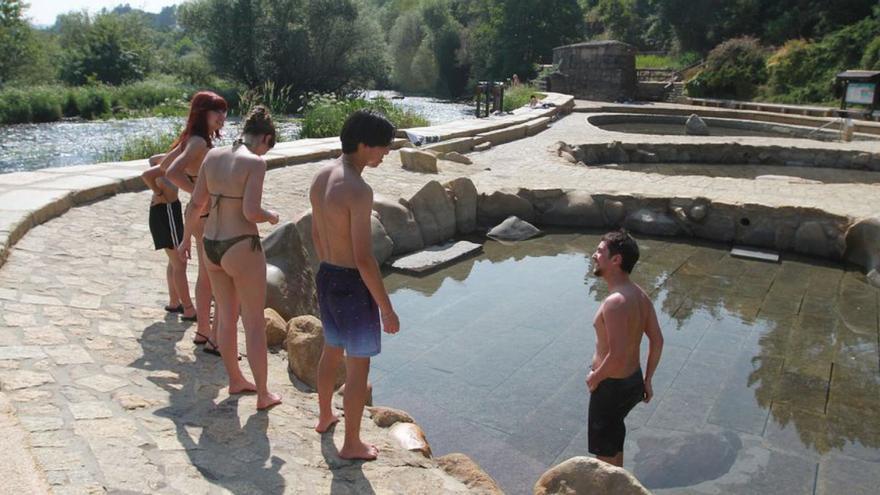 Baños de sol y termas para combatir máximas de 32,9 grados ayer
