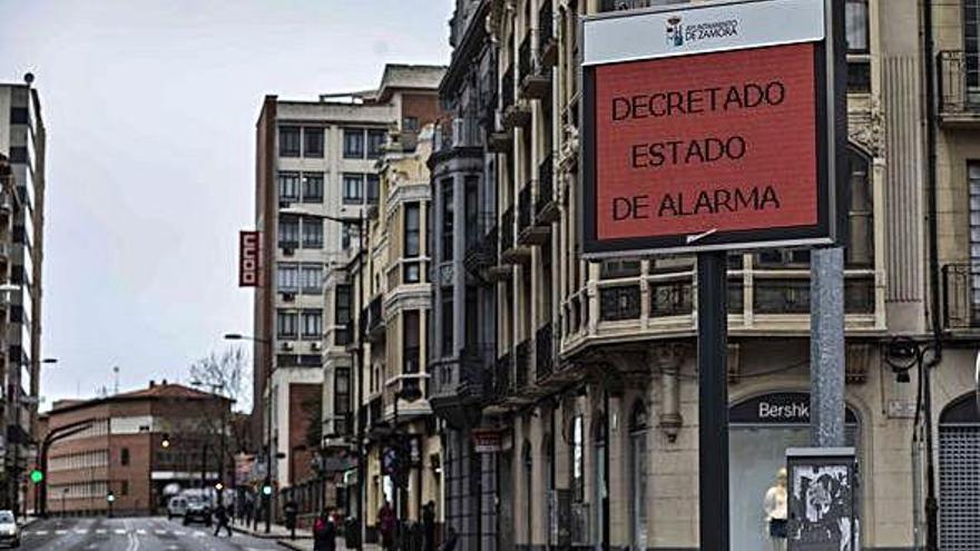 Luminoso del Ayuntamiento de Zamora que advierte sobre el estado de alarma.