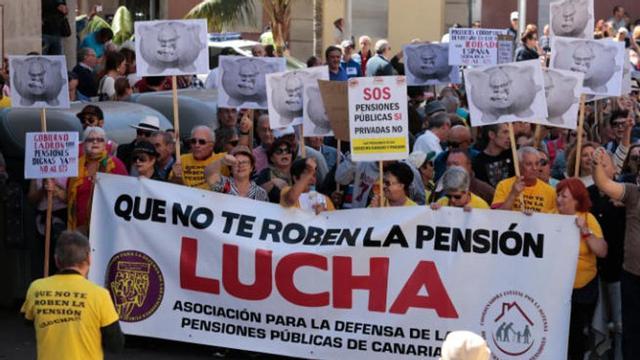 Una manifestación en defensa de las pensiones en Santa Cruz de Tenerife.