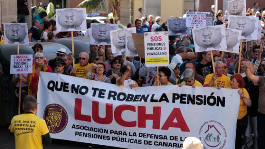 Una manifestación en defensa de las pensiones en Santa Cruz de Tenerife.