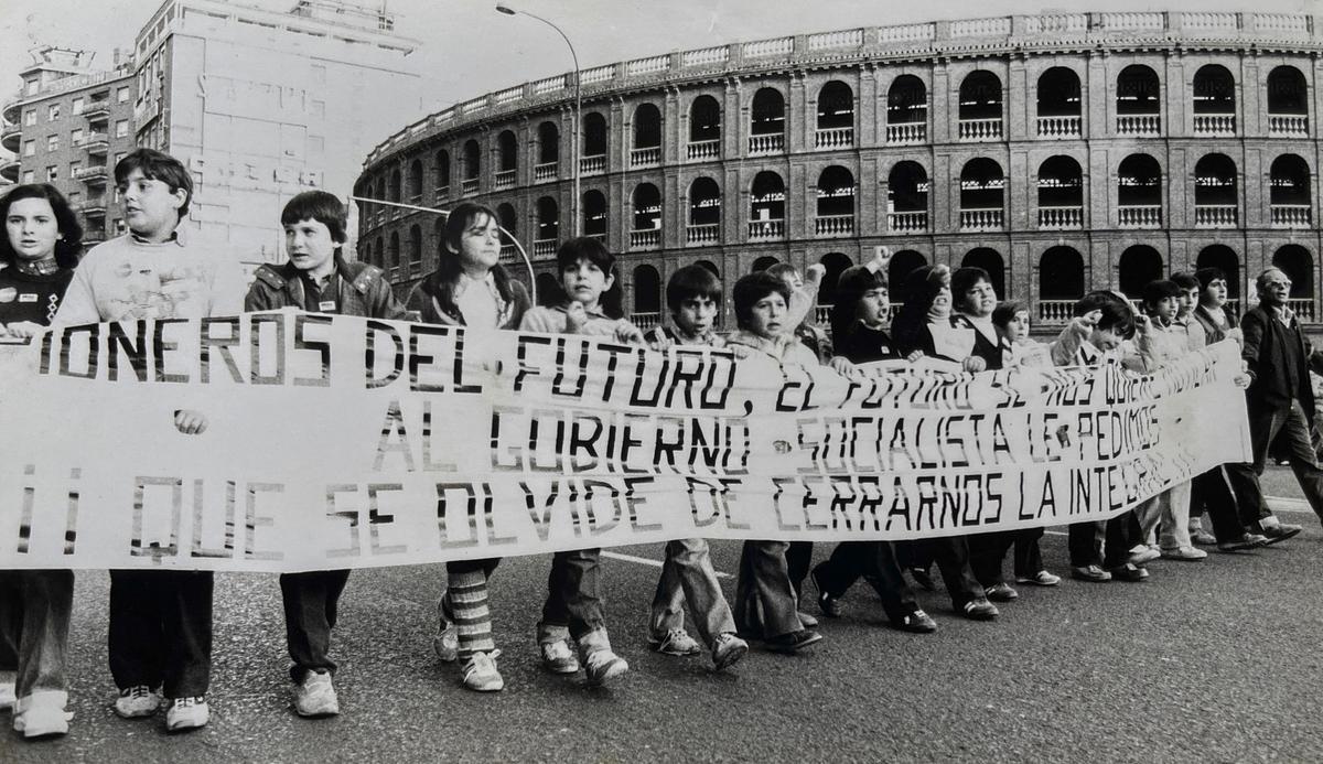 Jóvenes que también salieron a la calle, en València capital.