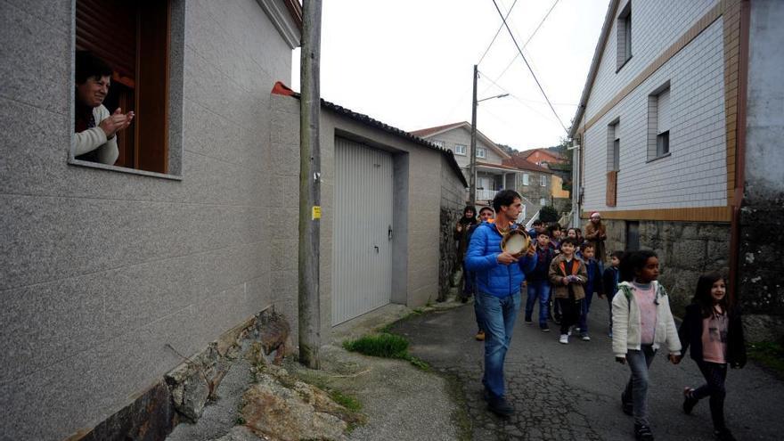 Niños recorren la aldea de Covas con sus profesores