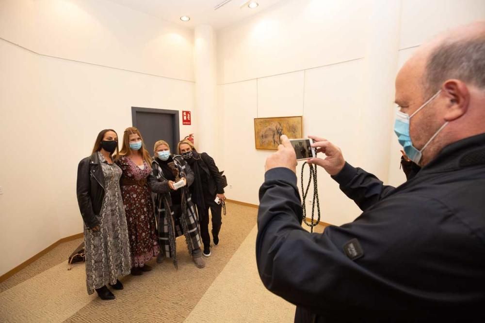 Luke Peppé, de Carritos Solidarios, saca una foto a las representantes de Ibiza Contigo, su portavoz, Sara Barbado, Montse Monsalve, Christina van Ederen y Natascha Lampie.