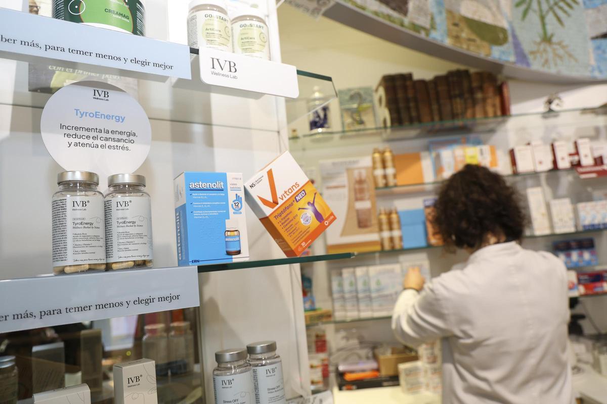 Estanterías con vitaminas en una farmacia de Alicante