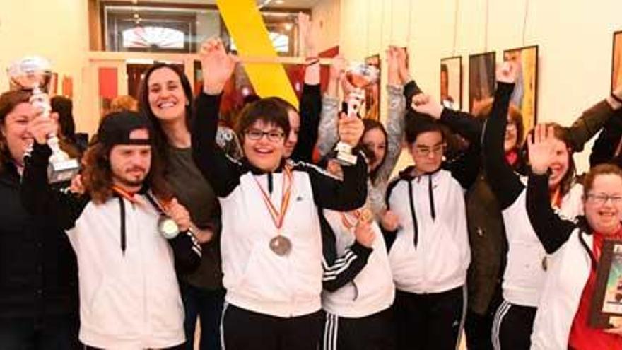 Encarnación Díaz, primera por la izquierda, con los integrantes del Club de Gimnasia Rítmica Santiago Apóstol.