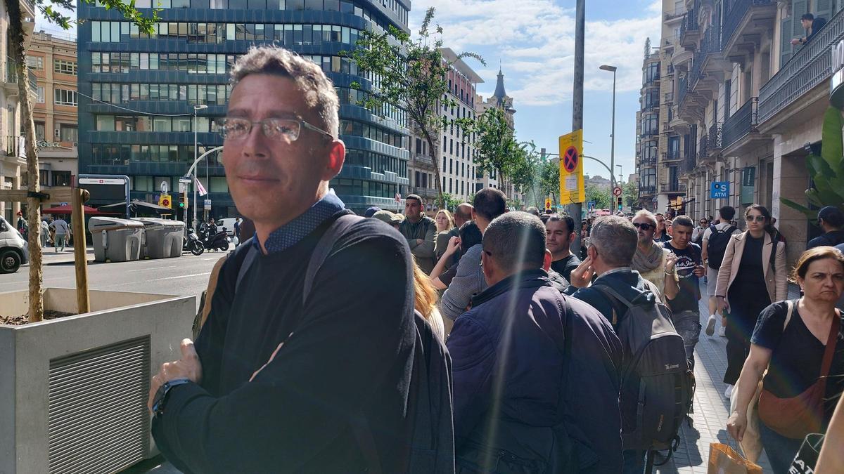 Jordi Beltrán, ha caminado ocho kilómetros hasta la parada y lleva dos horas esperando