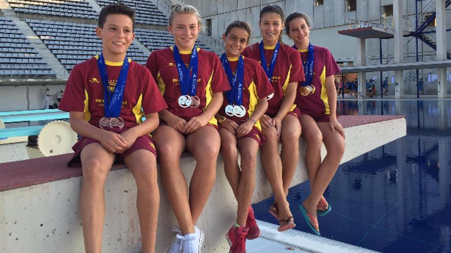 Los cinco jóvenes del CN Metropole con sus respectivas medallas.