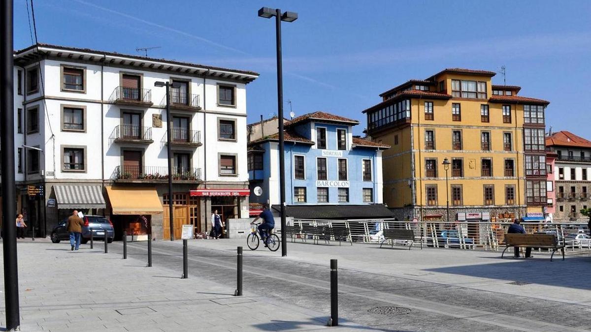 La principal vía de la villa llanisca.