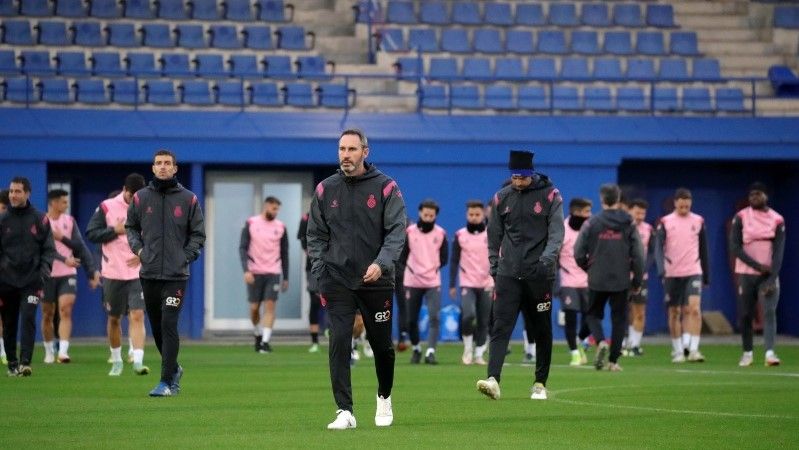 Vicente Moreno, junto a sus jugadores, en el comienzo de un entrenamiento.