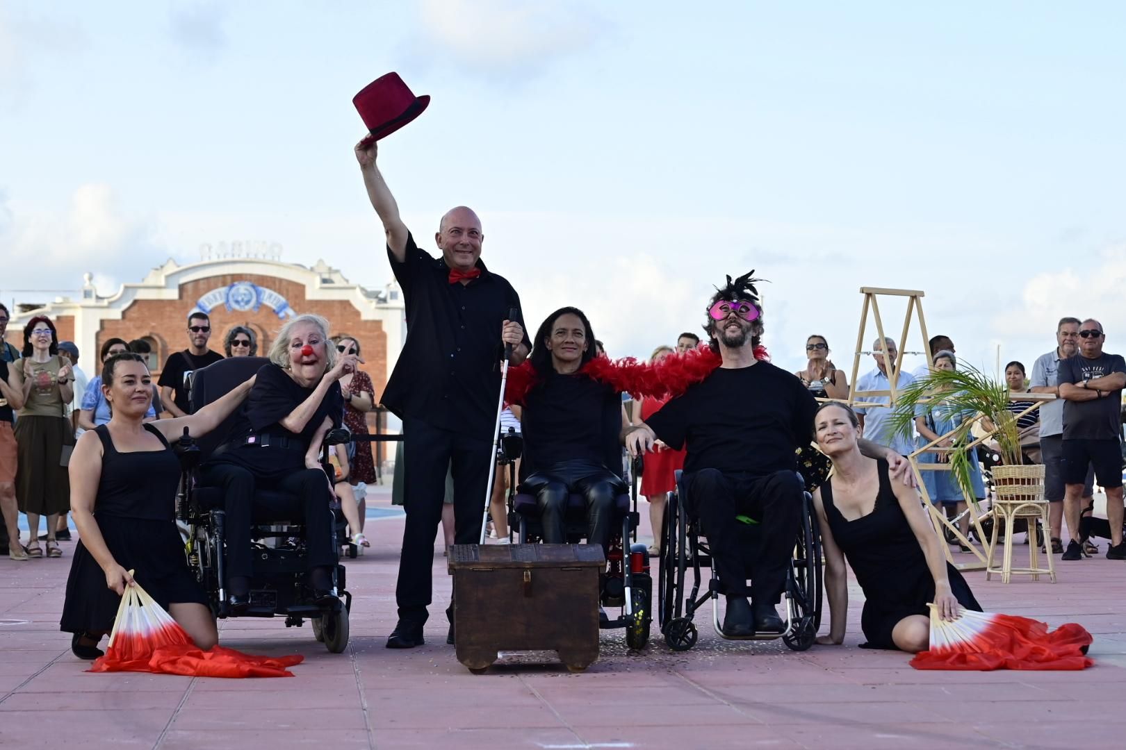 El Moll de Costa se viste de moda con el desfile solidario de Cáritas
