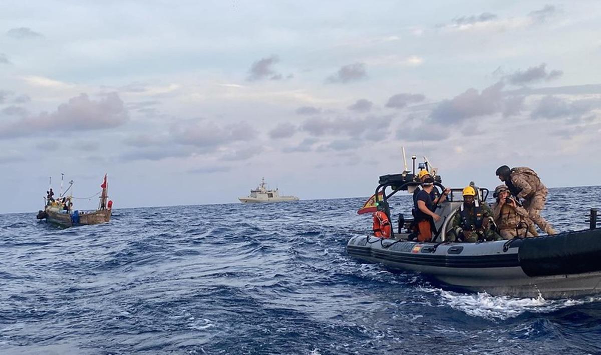Miembros de la Armada en una lancha del BAM Furor (al fondo) durante una operación de rescate a la tripulación de un pesquero en junio de 2024. Armada