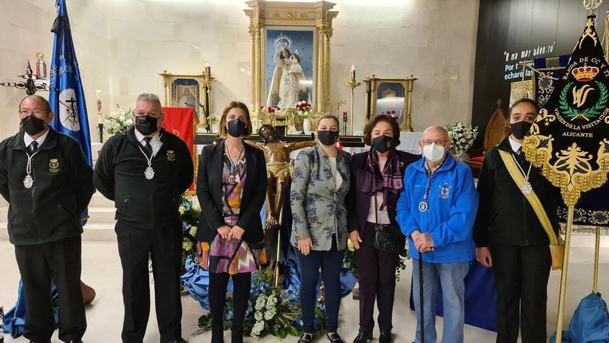 Flores y cirios en azul Alicante para realzar la imagen de El Morenet de los Hombres del Mar