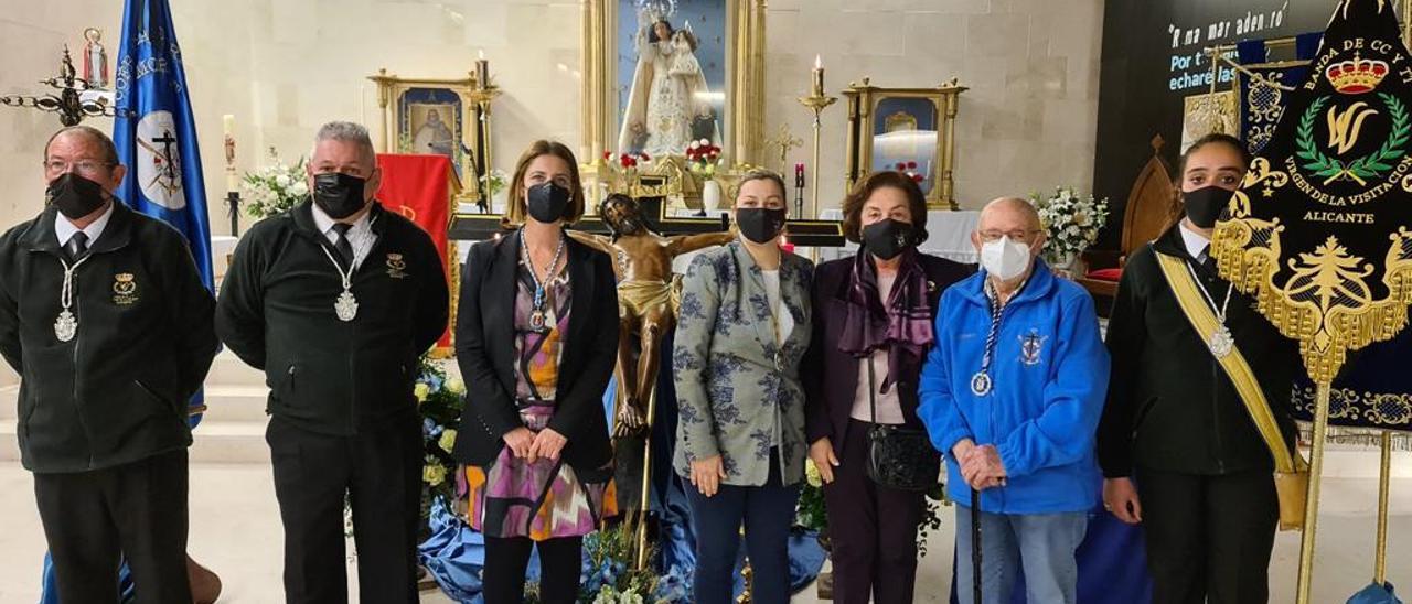 Miembros de la hermandad con la imagen del Cristo &quot;El Morenet&quot; de Alicante