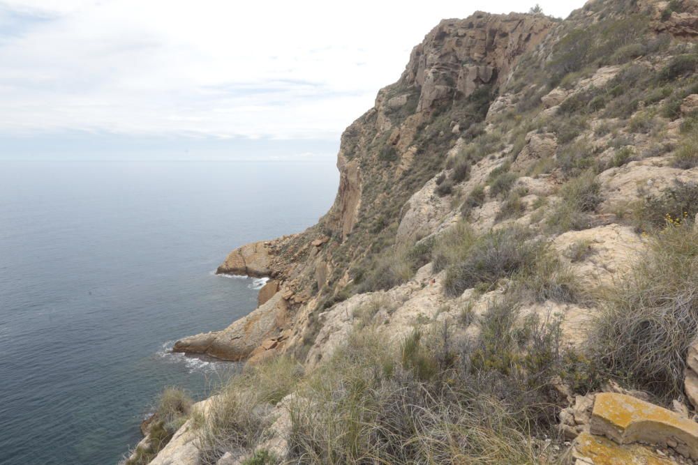 El cuerpo ha sido localizado por los bomberos en un acantilado de la Serra Gelada