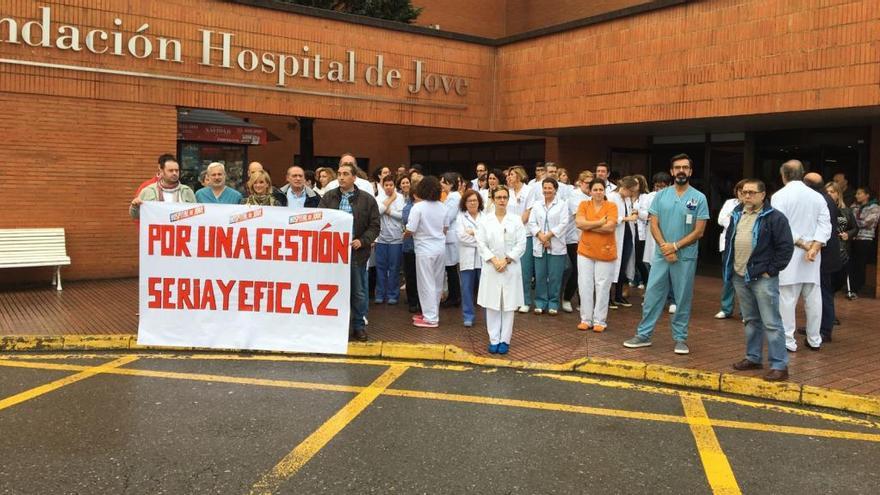 Concentración a las puertas del Hospital de Jove