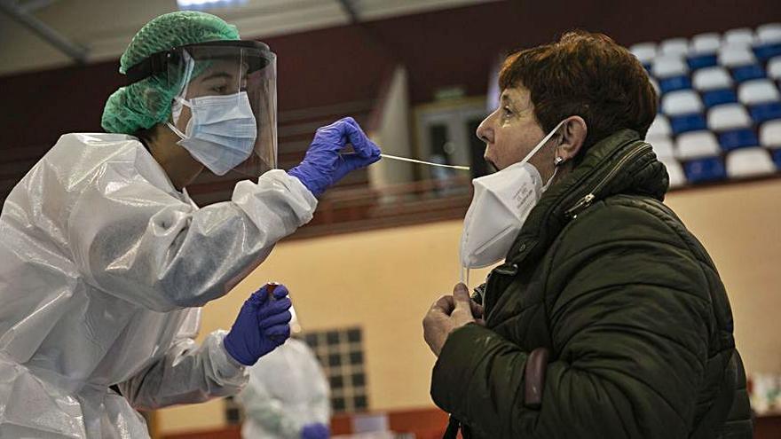 Una prueba realizada en el polideportivo de El Entrego. | Miki López