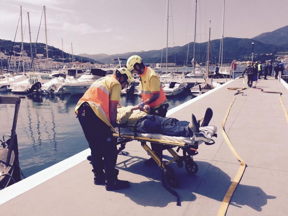 Simulacre d'incendi en un vaixell amb un ferit al Port de la Selva